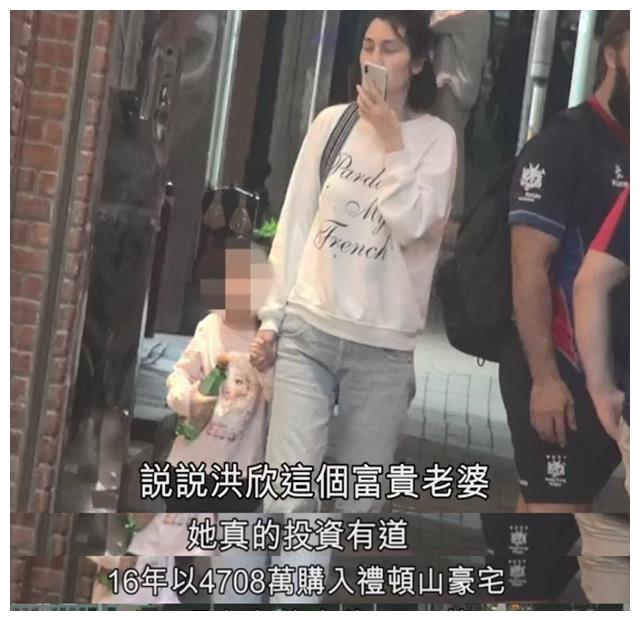 久未露面的张丹峰罕见同老婆洪欣合体,张丹峰全程拎包好乖巧