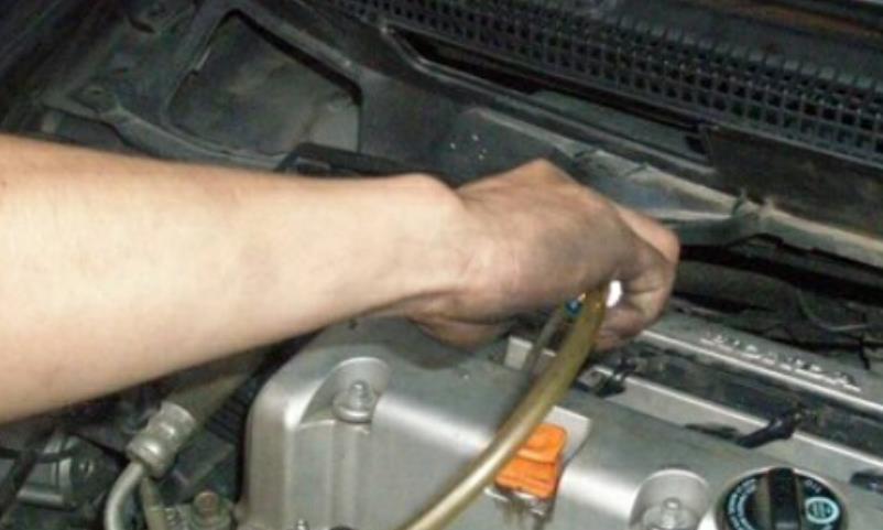 汽车有积碳怎么办？老司机：别用高压冲，这招不但省钱还管用！