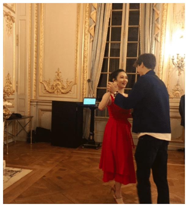 邱淑贞女儿终于长开，20岁模仿妈妈红裙卷发，有几分韵味