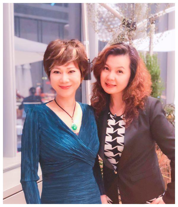 我国昔日乒坛一姐，57岁肤白靓丽显年轻，前夫施之皓娶小23岁女友