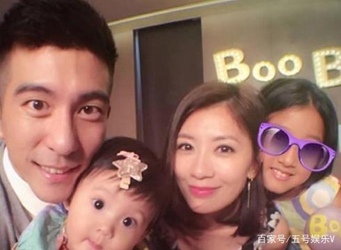 贾静雯女儿咘咘波妞近照，姐妹花乖巧露甜笑！