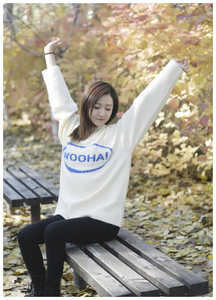 美女明星余玥户外街拍写真图片