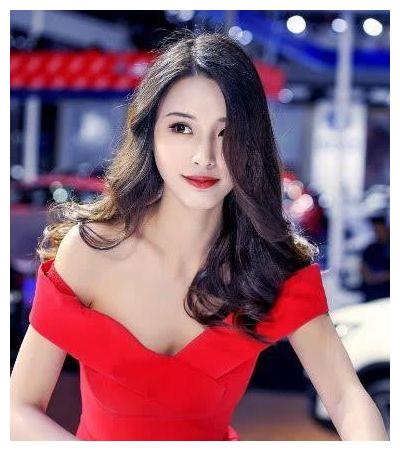 红衣车模太火辣，实力助阵汉腾，车友：谁还有心思看车？