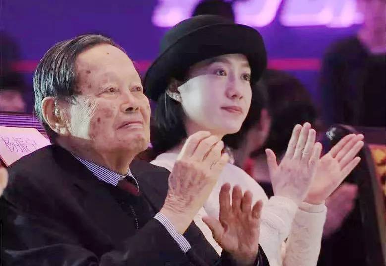 43岁翁帆女士和97岁杨振宁先生，结婚15年如初，全程牵手恩爱满满