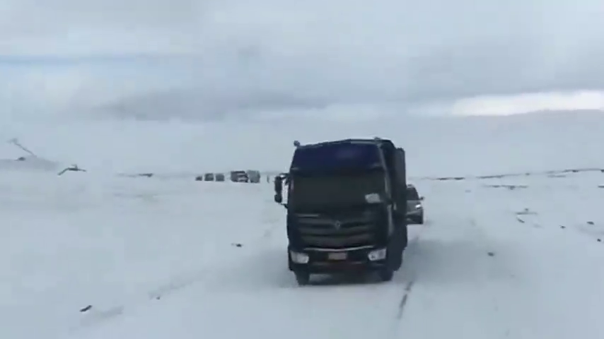 冰雪路面上，五菱在卡车前面跑得飞快，结果下一秒直接躺下了