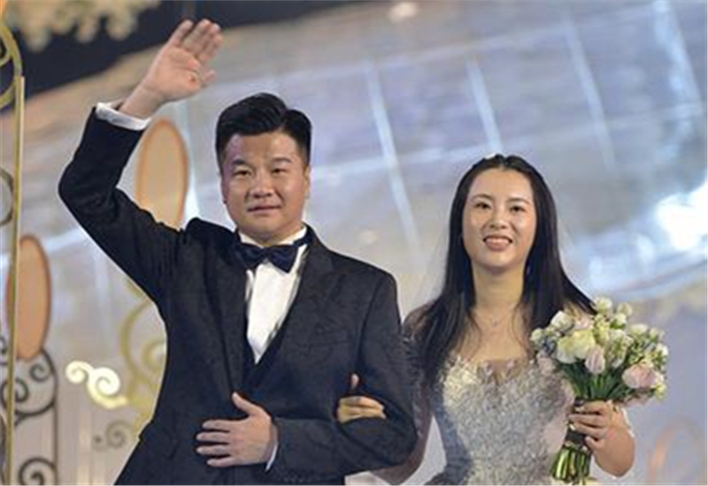 41岁李金羽举办婚礼,新娘如花似玉,肇俊哲担任伴郎