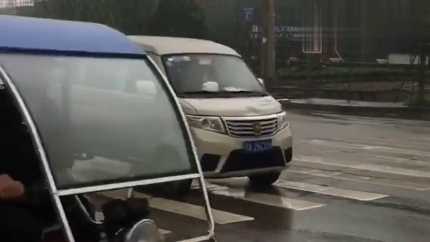 兰博基尼起步的速度，我算是看清了，不愧是世界顶级跑车！