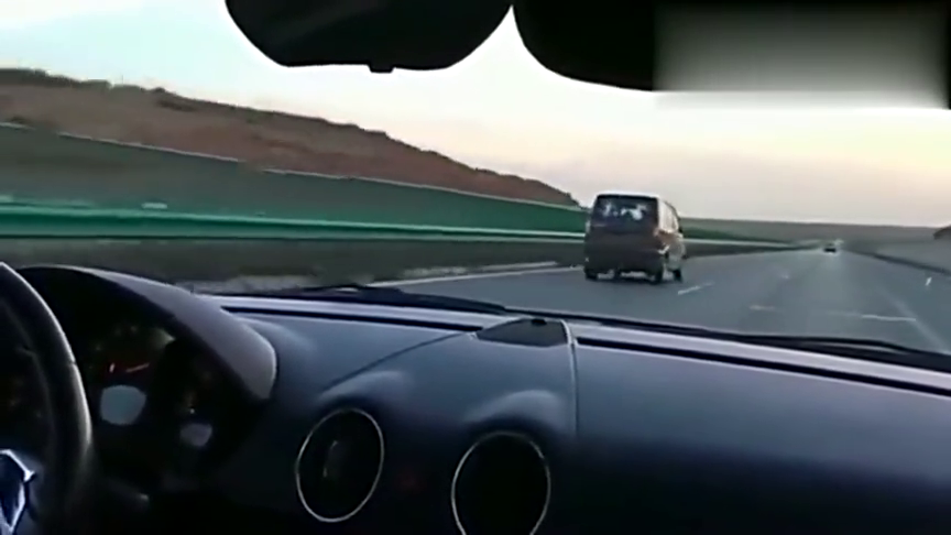 五菱宏光丝毫不给跑车面子，豪车车主当时就不乐意了！