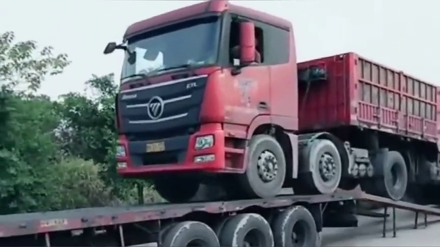 厉害了我的老司机，驾驶大卡车还能有这样的操作