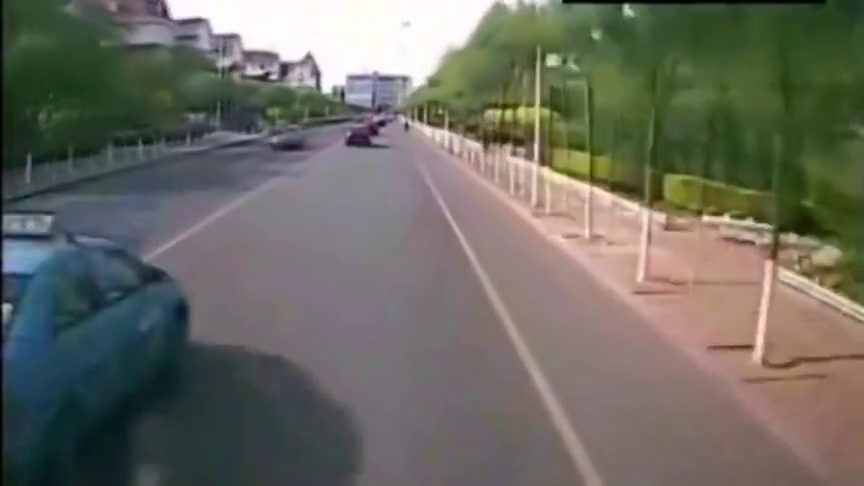 北京现代嚣张变道后还故意急刹车嘲讽,大卡车直接把他撞扁!