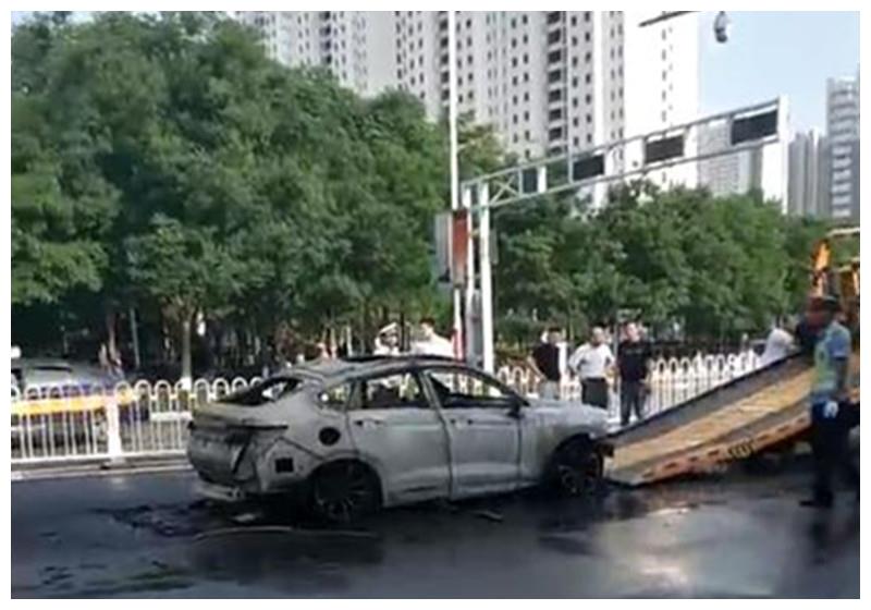 吉利星越无故自燃,车主:提车不到1小时,15万就烧没了?
