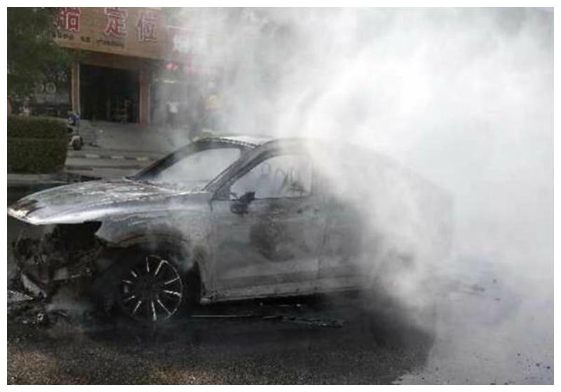 吉利星越无故自燃,车主:提车不到1小时,15万就烧没了?
