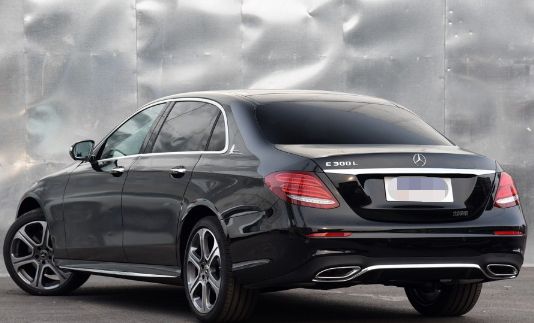 奔驰E级,这款车性价比非常高,具有很高的驾驶