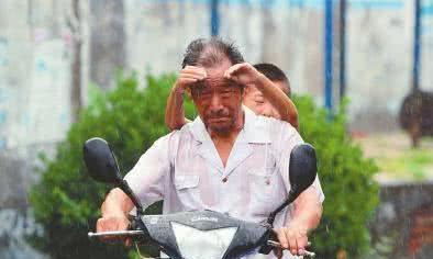 禁摩又限电，60岁大爷接大孙放学成问题，车主：看专家说的啥话