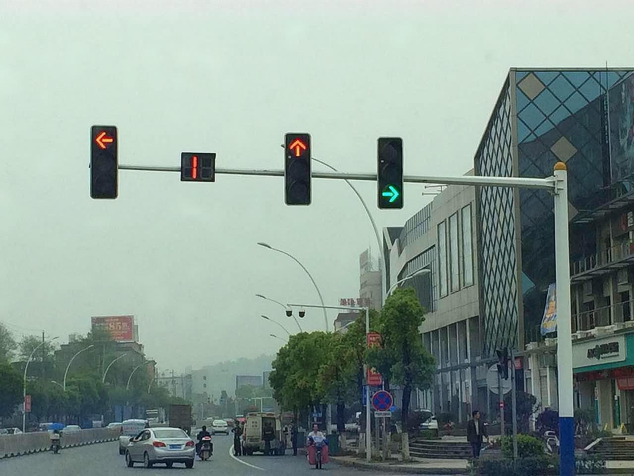 闯红灯之后停在路中间不动,可能会扣分?交警: