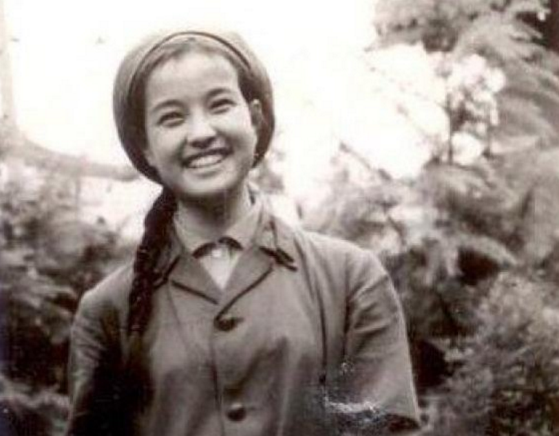 8大明星罕见军装照,刘晓庆阳光,林永健喜感,刘涛很羞涩