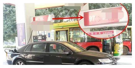 油站小工给这辆三菱错加92汽油,车主吓得叫来拖车要去清洗油路