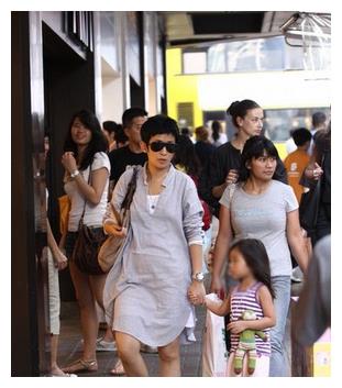 吴君如一家近照 都说女大十八变 曾被说丑的女儿 现在亭亭玉立