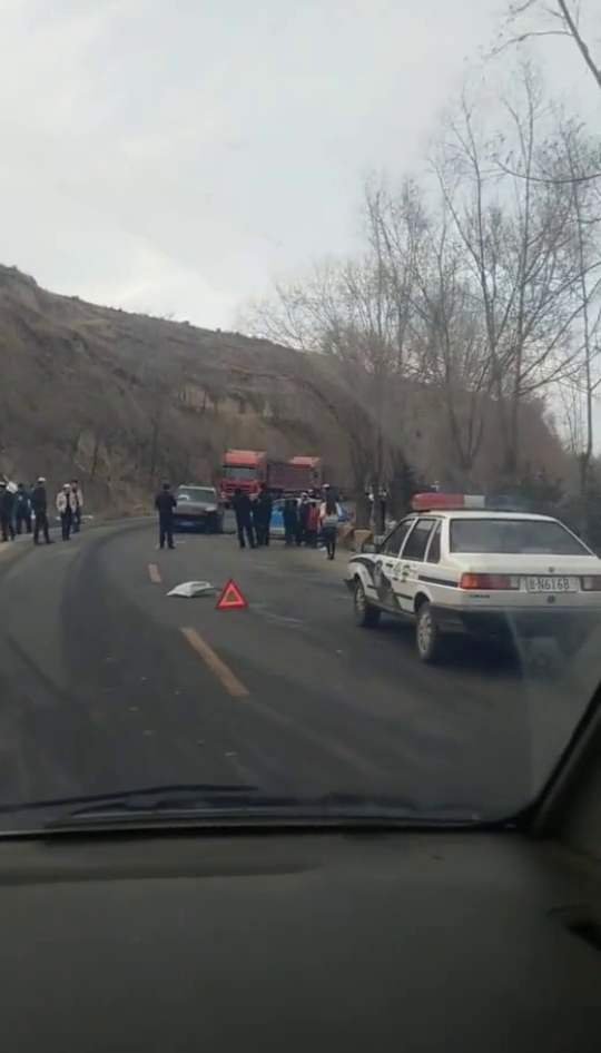 保时捷卡宴和出租车撞车了旁边的小姐姐成功抢镜