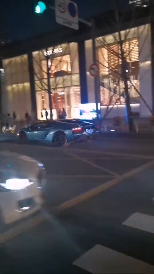 千金富婆开大牛700出来消费，后面的迷你跑车都不敢距离太近