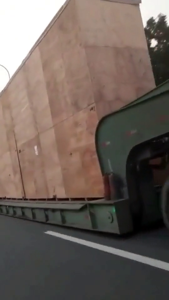 半挂车中的跑车，这底盘，超级跑车也比不过啊