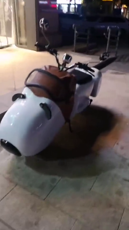 你有你的奔驰，我有我的电动车，不是很快，但是凉快