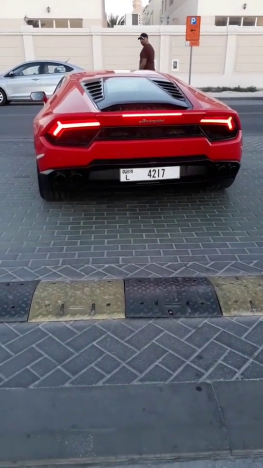 几百万的跑车就是酷，车牌的来头更大！