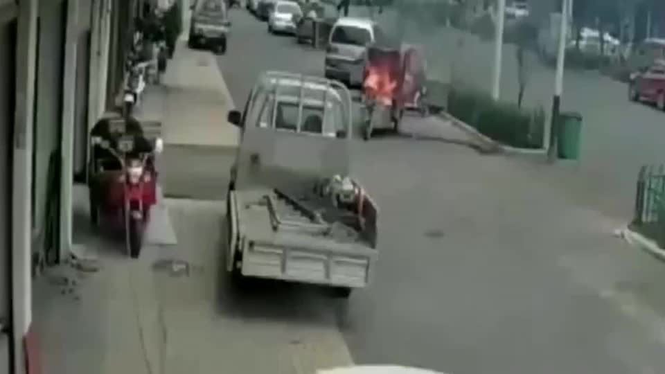 电动车突然起火