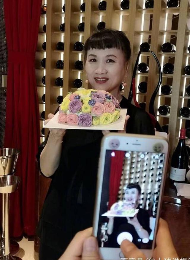 看六小龄童是如何秀恩爱的！没想到咱们的“猴嫂”是西游记里的她