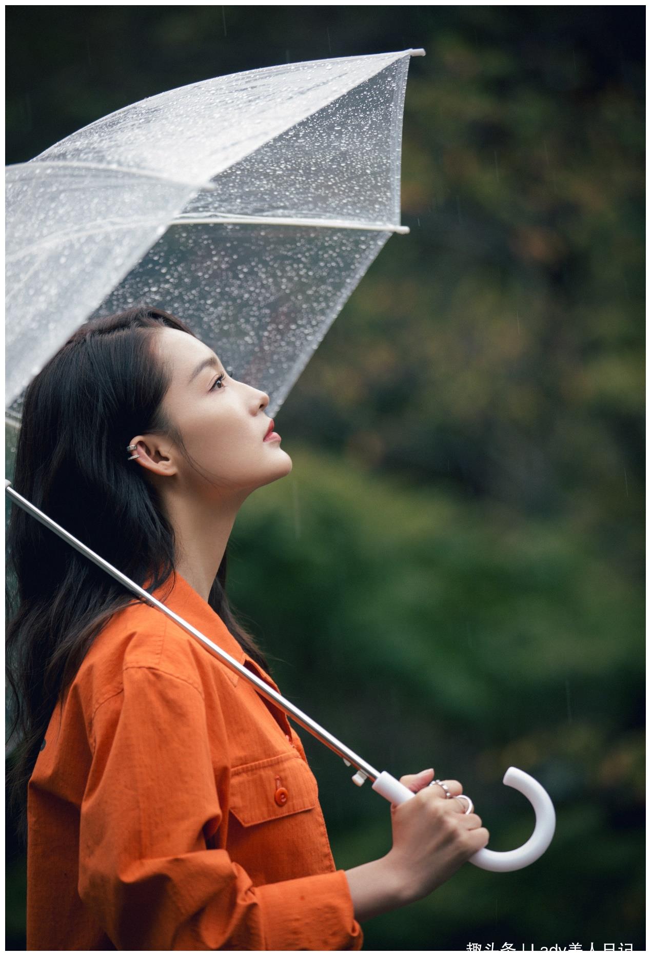 李沁天生适合做个安静美女子,穿现代装撑伞站雨里,都有种古典美