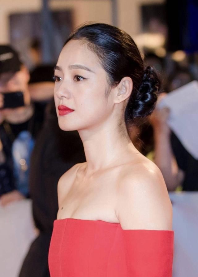比姜文小15岁,气场十足,姜文的老婆周韵,人如其名,韵味独特
