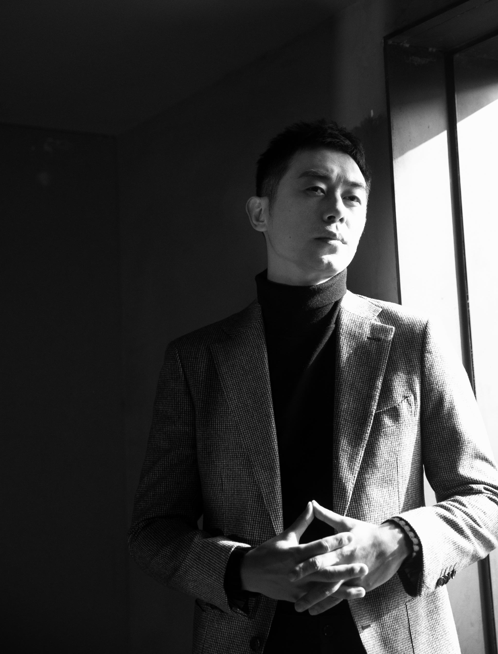 朱亚文冬日质感写真曝光 极简西装风演绎百变魅力