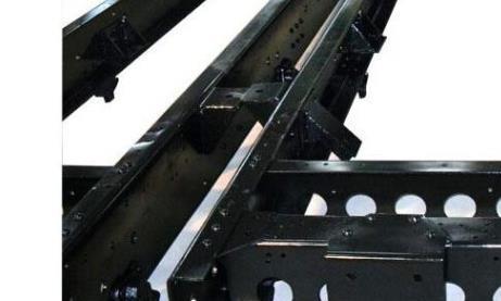 为啥卡车大梁上这么多“小孔”，是偷工减料还是为了轻量化？