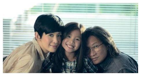 吴君如一家近照 都说女大十八变 曾被说丑的女儿 现在亭亭玉立
