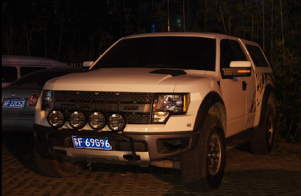 南通崇川区某小区实拍福特猛禽F150，气场秒杀周围众车！