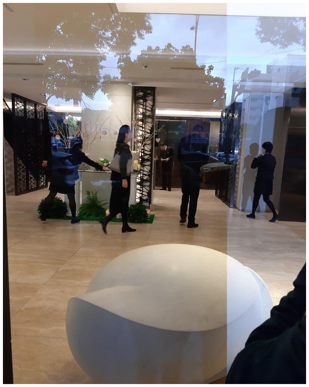 林志玲哥嫂现身吊唁高以翔，穿着朴素表情沉重，透露两人曾是同学