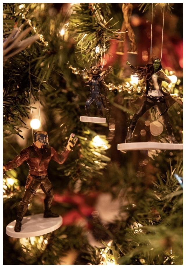 《复联4》导演分享“漫威圣诞树”，灭霸手套在顶端