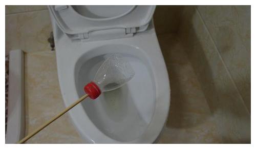 马桶堵了怎么办?只需2根筷子,1分钟就能快速疏通马桶