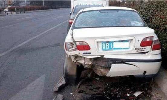 车停在路边被撞，是先报警还是先叫保险？顺序弄错，车主要吃大亏