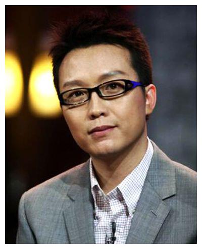 41岁李玉刚近照，曾被传皈依佛门，生活中却是纯爷们，女儿很惊艳