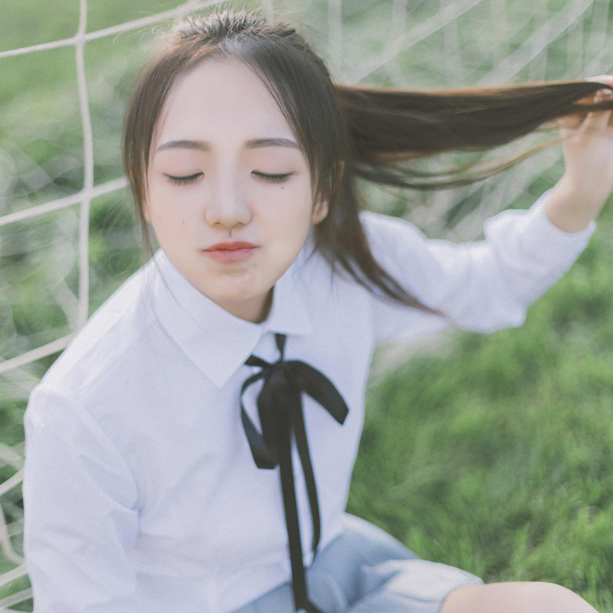 超漂亮的白美女迷你短裙美女学生,百看不厌衬衣拼图游戏图片