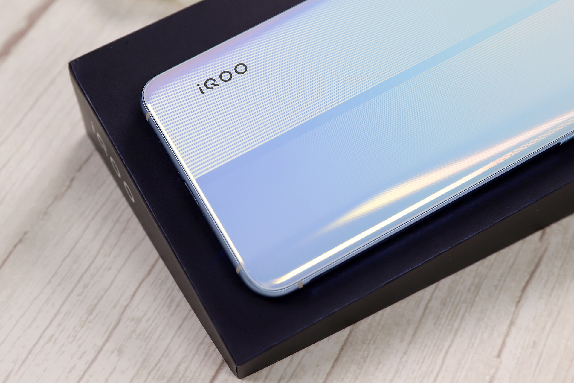 优雅时尚iqoo全新配色羽光白图赏