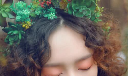 她是“最不问红尘”车模，为阿斯顿马丁站台，私底下书生卷十足