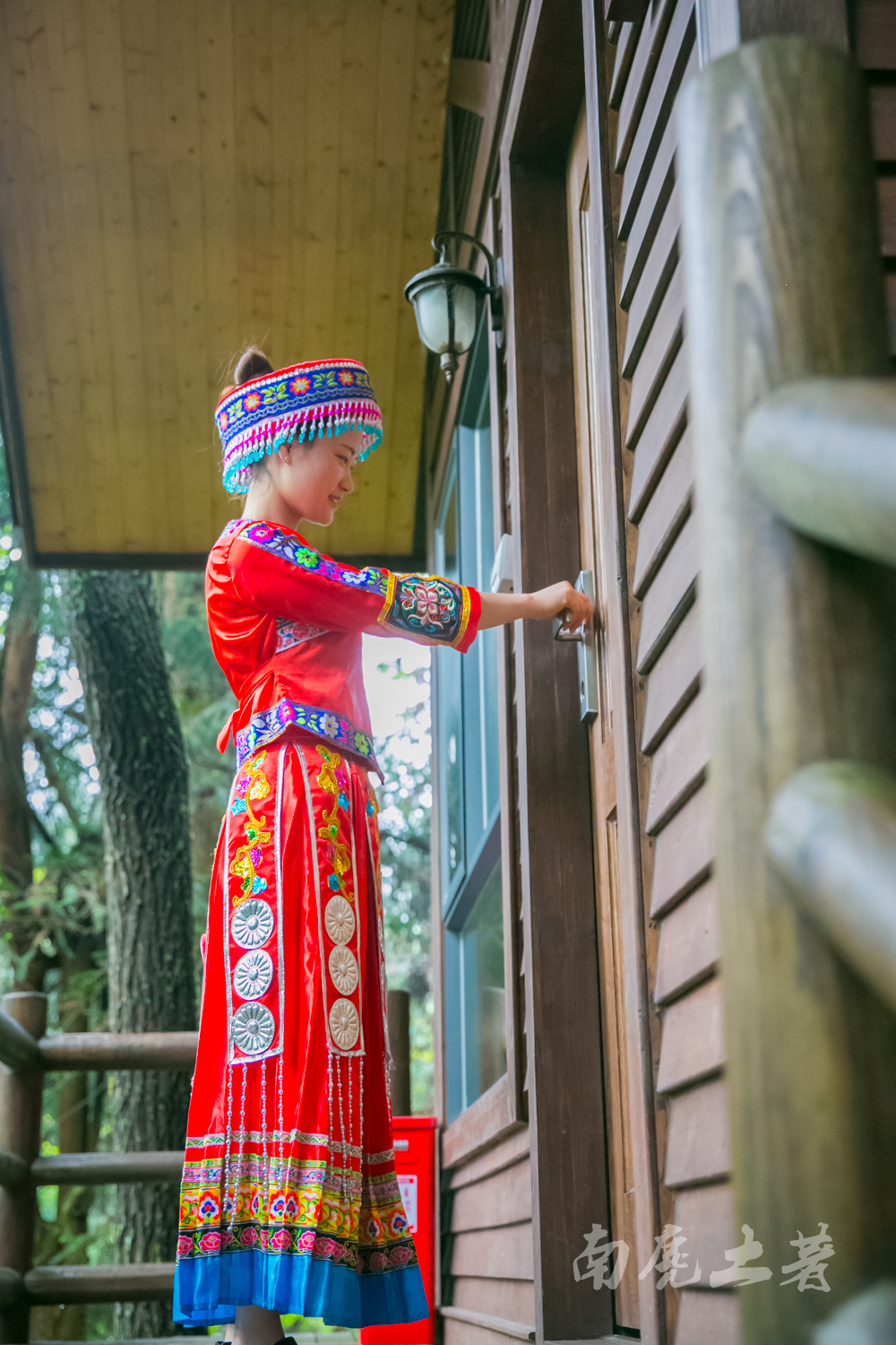 森林木屋的土家妹子
