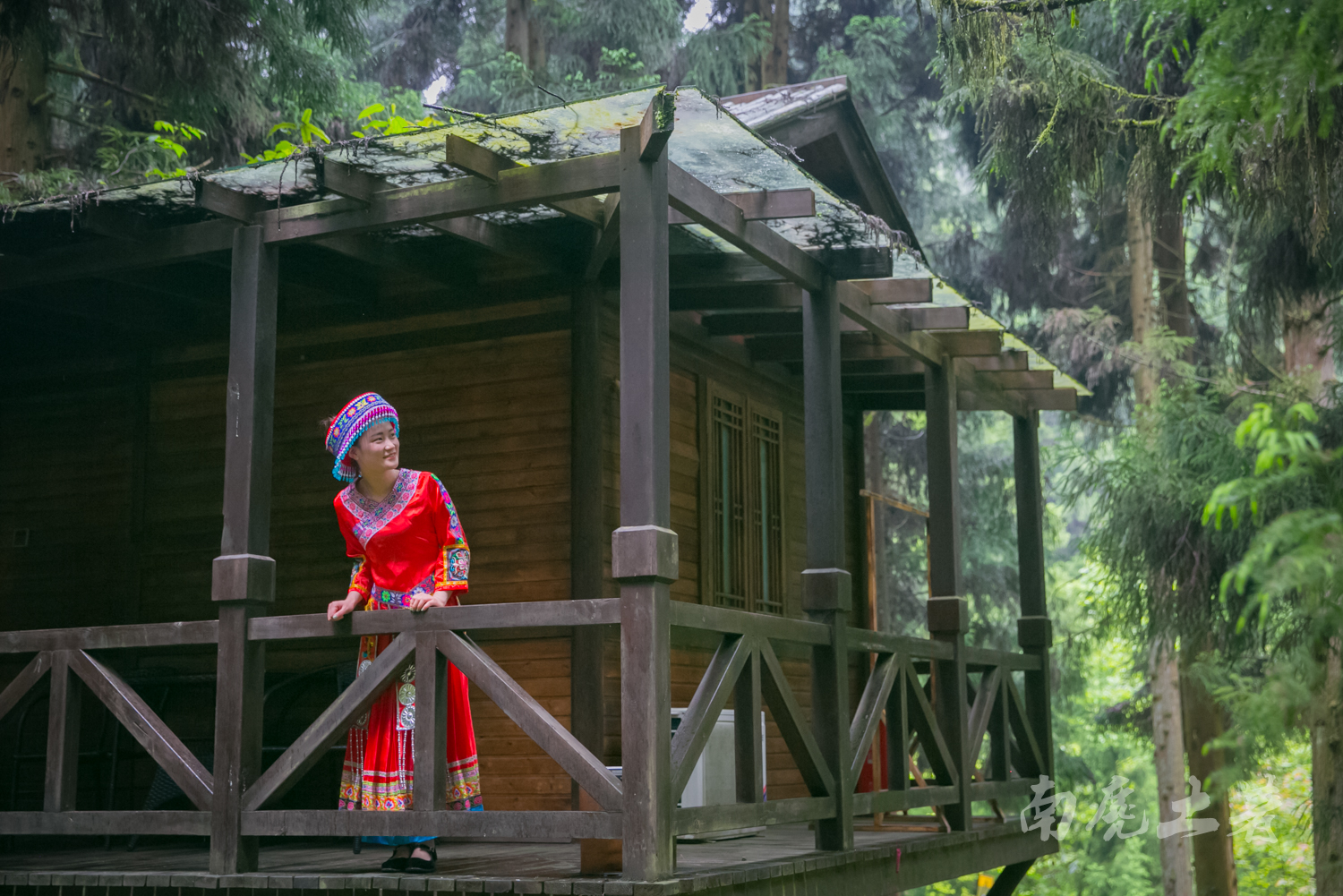 森林木屋的土家妹子