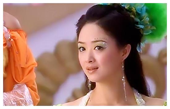 当古装女星穿吊带裙，杨幂违和感太强，霍思燕却在撒娇卖萌