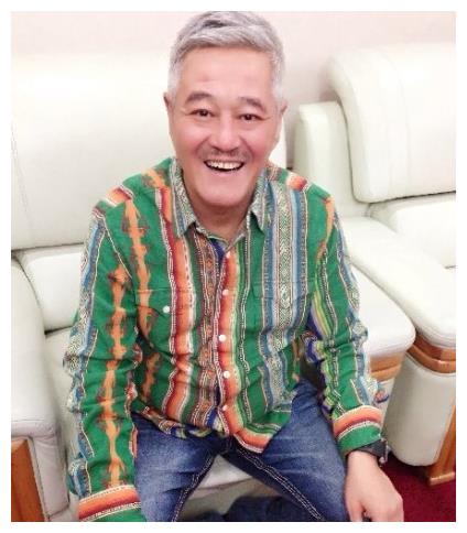 赵本山与妻子近照，老婆年轻貌美而他头发花白，其实两人相差8岁