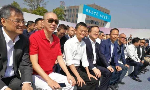 曾负债2.5亿，靠一句广告词赚5百亿！现开一辆3.5亿的豪车