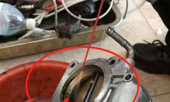 一半人养车只知换机油？太傻！记得每月清理这孔，车子有劲不费油