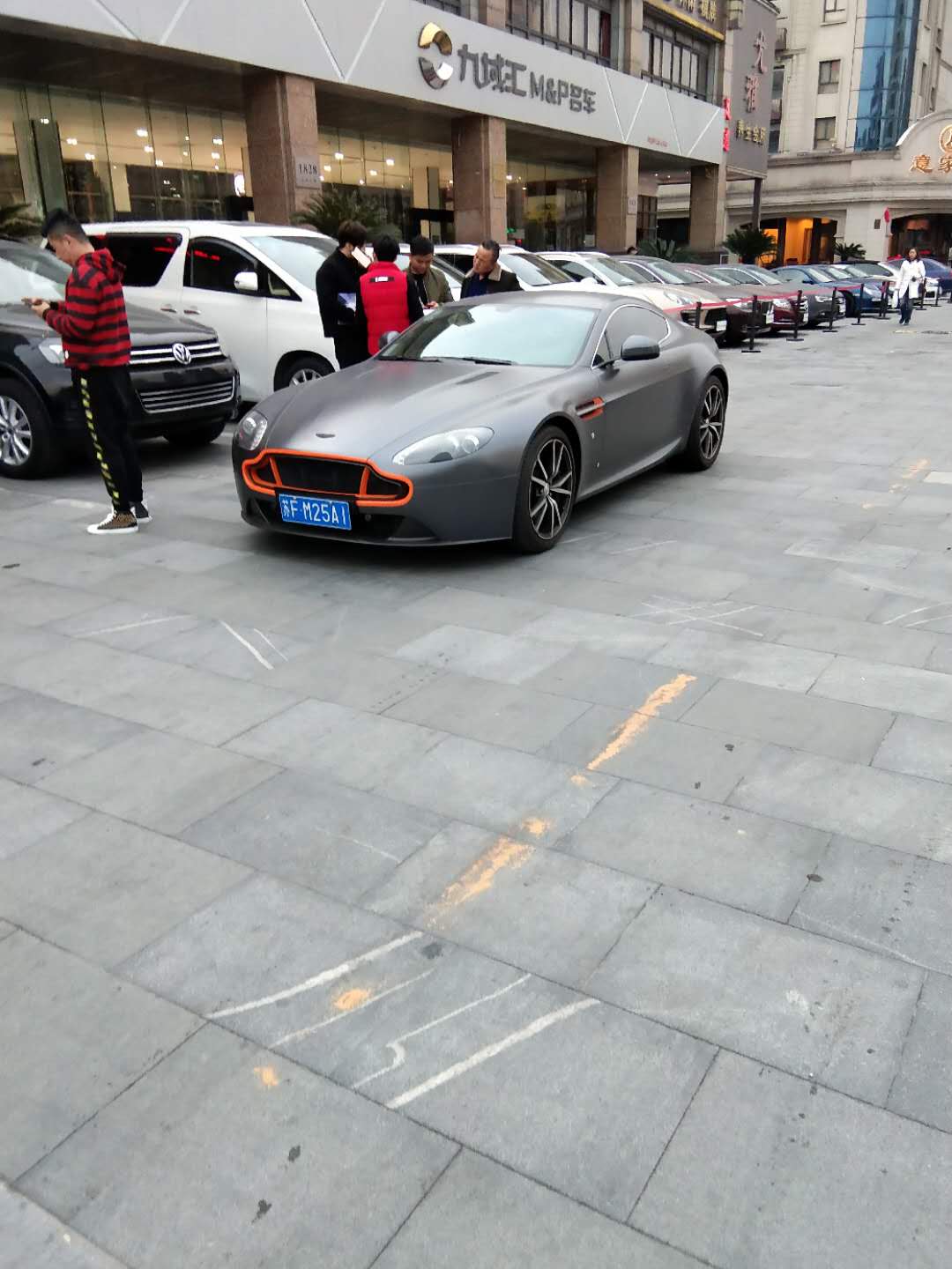 网友实拍南通阿斯顿马丁VantageS，车头拉花很酷炫！